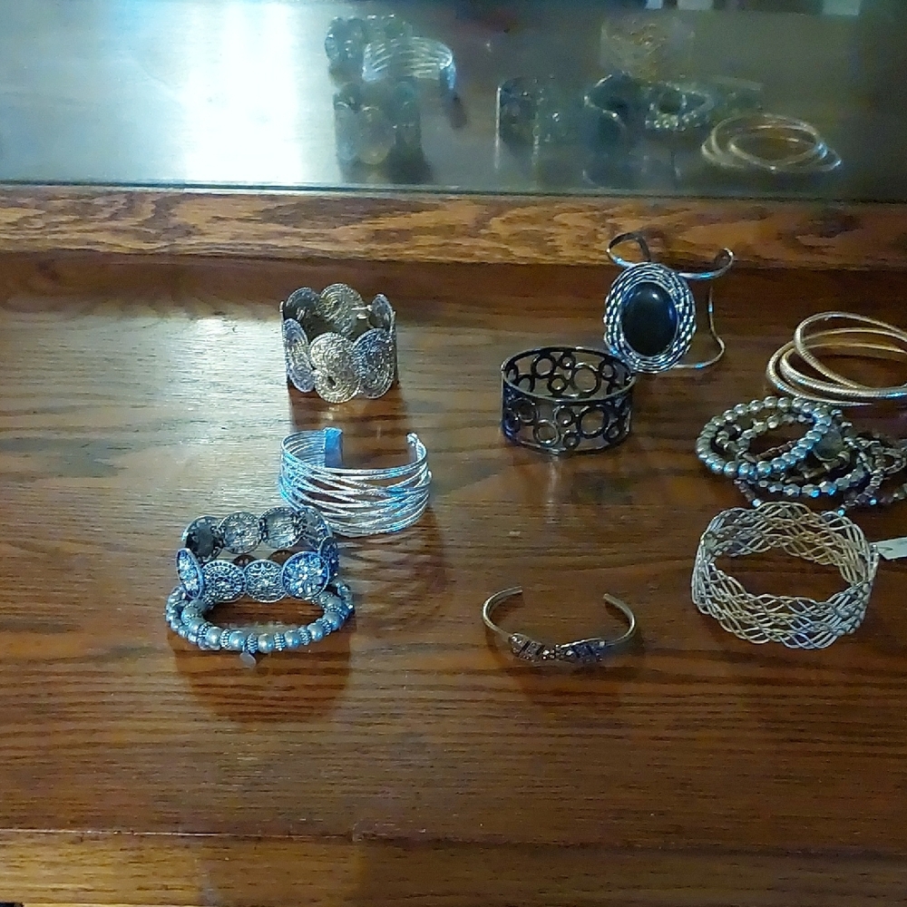 Elegant Women's Jewelry Set - Silver and Black